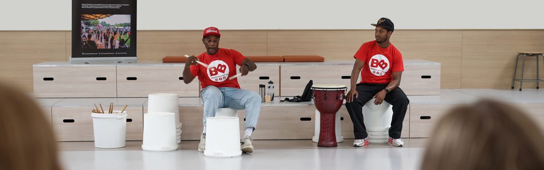 Bucket drumming met Bennie Semil (8+)